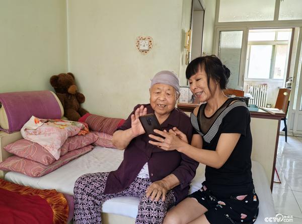 7月24日，马秀英与远在河南郑州的医生王晓阳视频通话。（叶翠/摄）